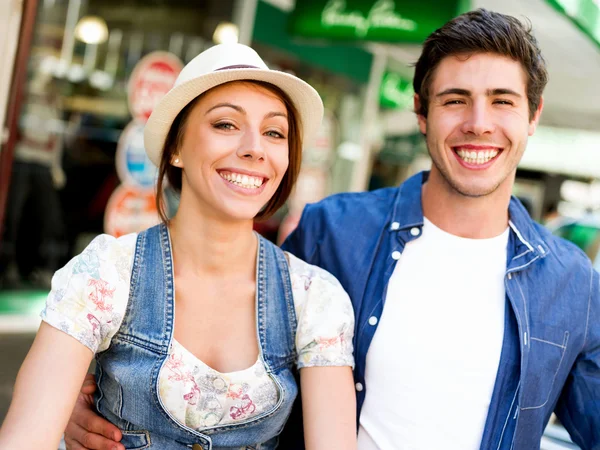 Glückliches junges Paar zu Fuß in der Stadt — Stockfoto