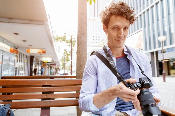 Male photographer taking picture — Stock Photo, Image