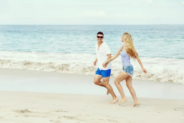 Romantique jeune couple sur la plage — Photo