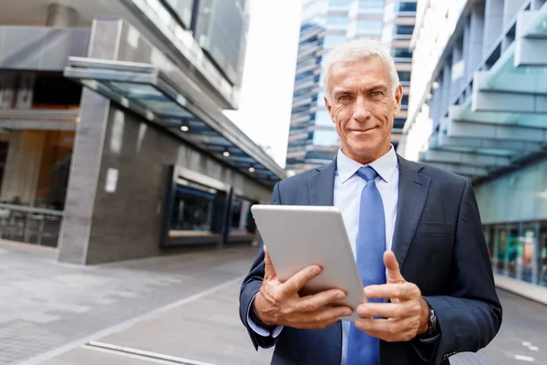 Senior obchodník hospodářství touchpad — Stock fotografie