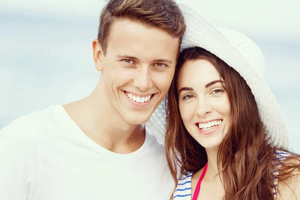 Pareja joven romántica en la playa — Foto de Stock