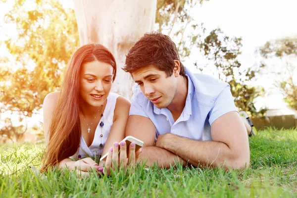 Jong stel in het park — Stockfoto