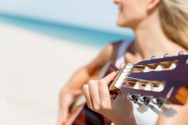 Hermosa joven tocando la guitarra en la playa —  Fotos de Stock