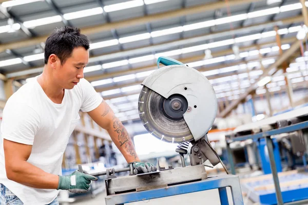 Asian worker in production plant on the factory floor — Stock Photo, Image