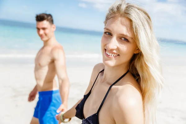 Romântico jovem casal na praia — Fotografia de Stock