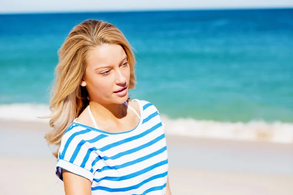 Jonge vrouw ontspannen op het strand — Stockfoto