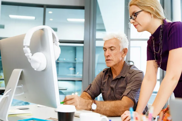 Collega's samen te werken — Stockfoto