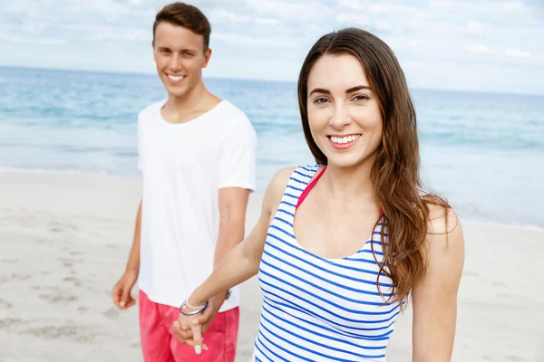 Romantische jonge paar op het strand — Stockfoto