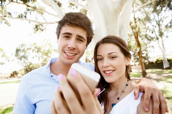 Jeune couple dans le parc — Photo