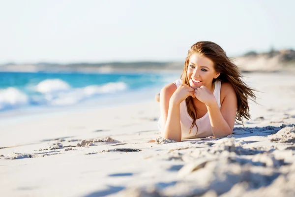 Fiatal nő pihenés a strandon — Stock Fotó