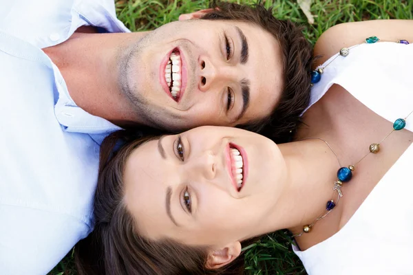 Pareja joven en el parque — Foto de Stock