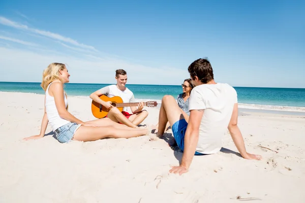 Hermosos jóvenes con guitarra en la playa —  Fotos de Stock