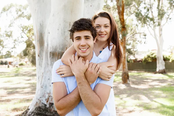 Jeune couple dans le parc — Photo