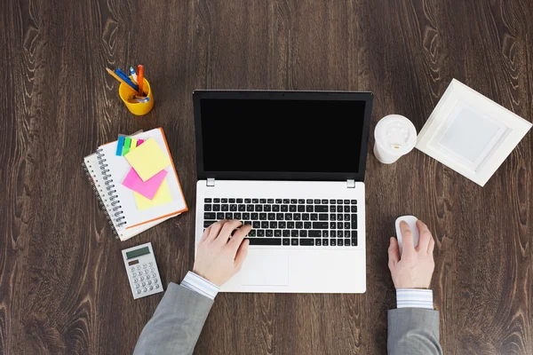 Büroarbeitsplatz mit Büromaterial und Laptop — Stockfoto