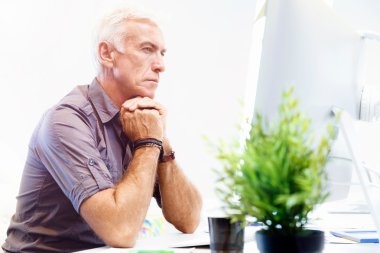 ofis yakışıklı işadamı