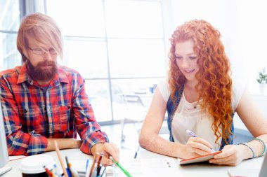 İş arkadaşları birlikte çalışma