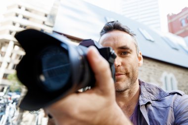 Erkek fotoğrafçı alarak resim