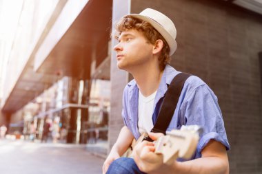 Gitar City ile genç müzisyen