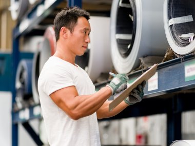 Asya işçi fabrikada üretim tesisi