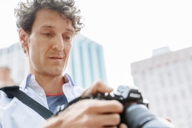 Erkek fotoğrafçı alarak resim