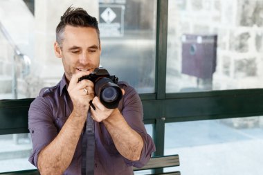 Erkek fotoğrafçı alarak resim