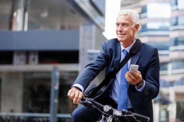 Başarılı bir iş adamı binicilik bisiklet