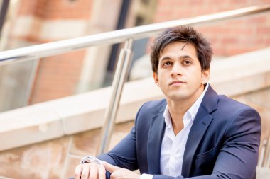 Açık havada kendinden emin bir iş adamının portresi.