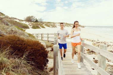 Kaçakçıları. Plajda çalışan genç Çift