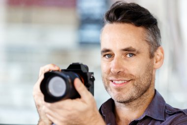 Erkek fotoğrafçı alarak resim