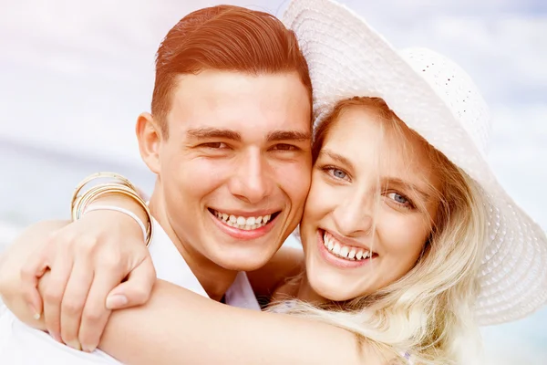 Pareja joven romántica en la playa — Foto de Stock