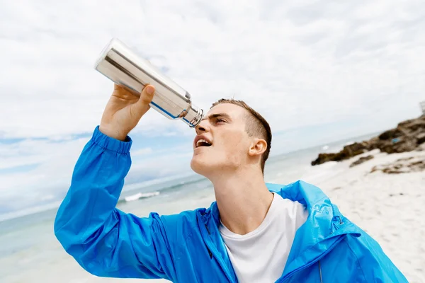 Mann trinkt aus Sportflasche — Stockfoto