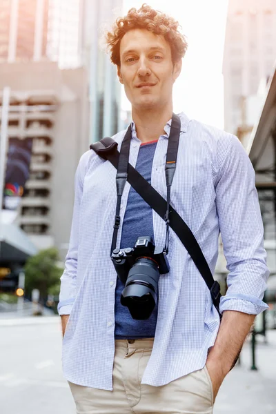 Turista masculino en la ciudad — Foto de Stock