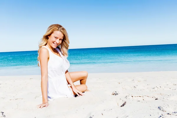 Jonge vrouw ontspannen op het strand — Stockfoto