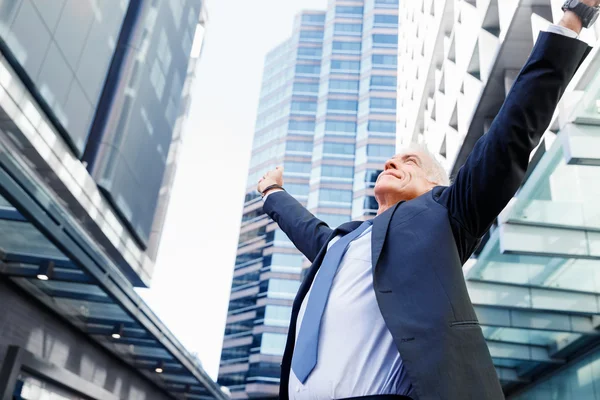 Portret van een zelfverzekerde zakenman buiten — Stockfoto