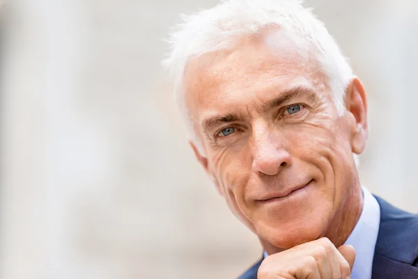 Retrato de empresario confiado al aire libre — Foto de Stock