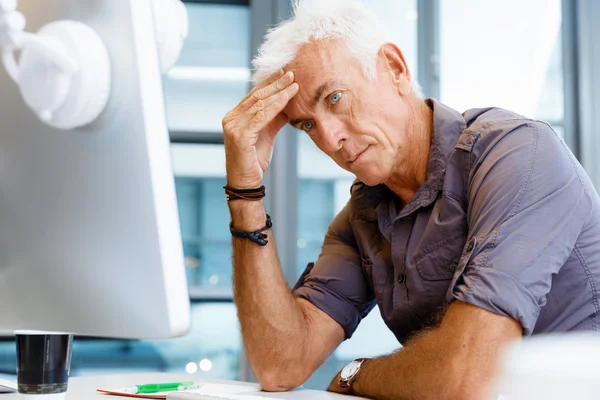 Schöner Geschäftsmann im Amt — Stockfoto