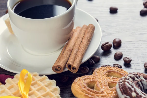 Koekjes en koffie op tafel — Stockfoto