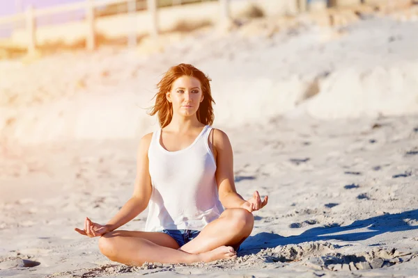 Mujer joven relajándose en la playa — Foto de Stock