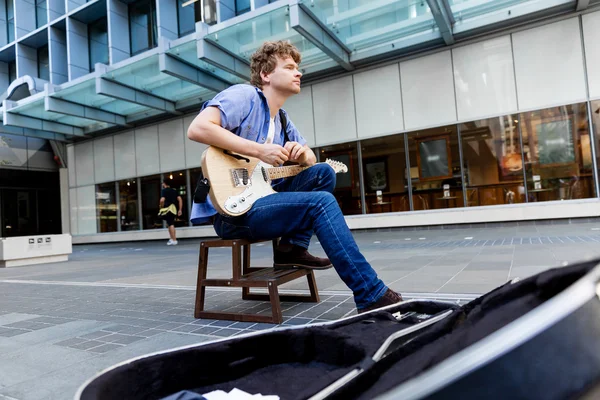 Young musician with guitar in city — Stock Photo, Image