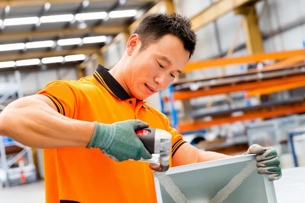 Asian worker in production plant on the factory floor — Stock Photo, Image