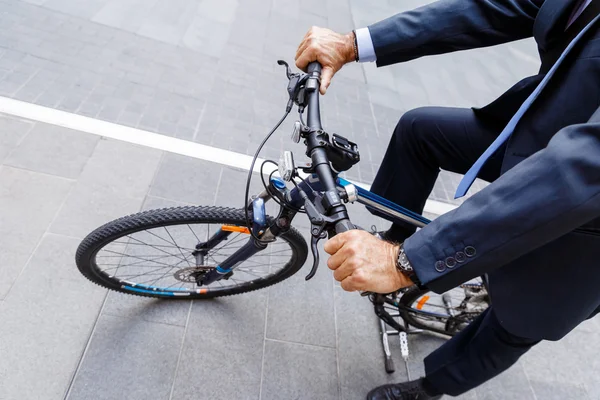 Uomo d'affari di successo in bicicletta — Foto Stock