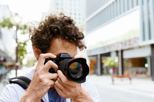 Male photographer taking picture — Stock Photo, Image