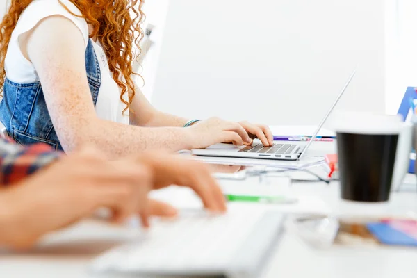 Tippen mit den Händen auf der Tastatur — Stockfoto