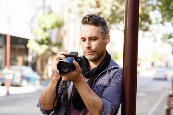 Fotógrafo masculino tomando fotos — Foto de Stock