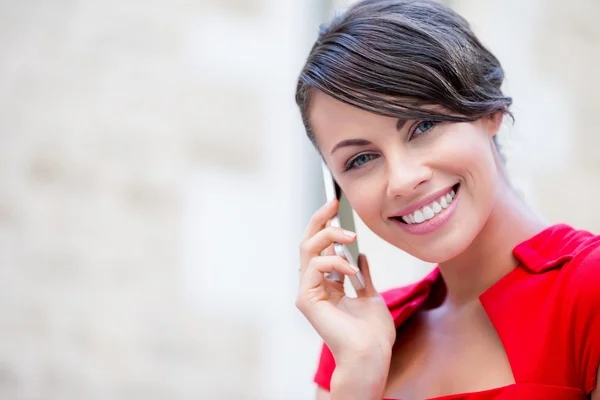 Retrato de Empresaria con teléfono móvil — Foto de Stock