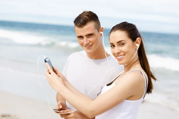 Casal de corredores com telefones inteligentes móveis ao ar livre — Fotografia de Stock