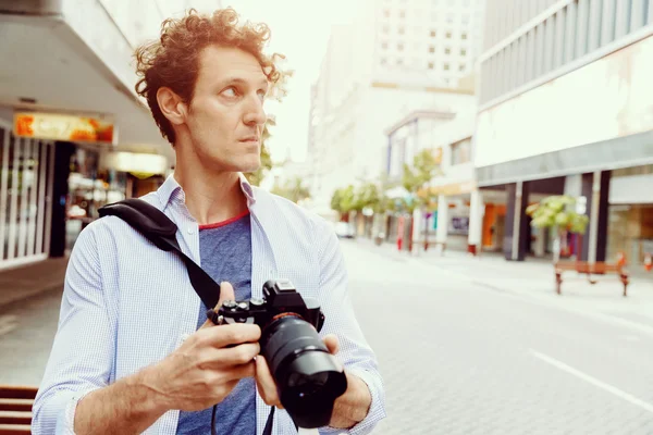 Fotógrafo masculino tomando fotos — Foto de Stock