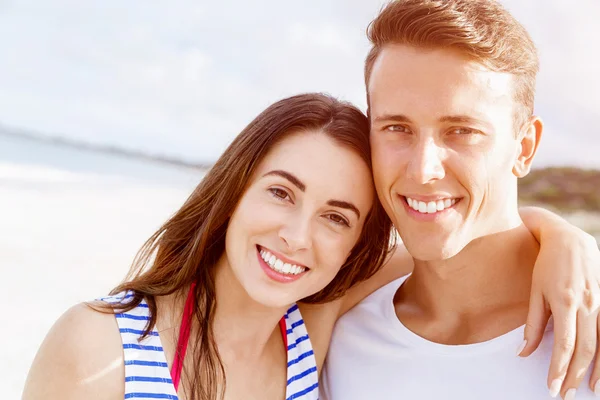 Romantisches junges Paar am Strand — Stockfoto