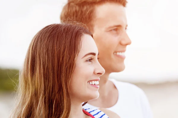 Pareja joven romántica en la playa —  Fotos de Stock