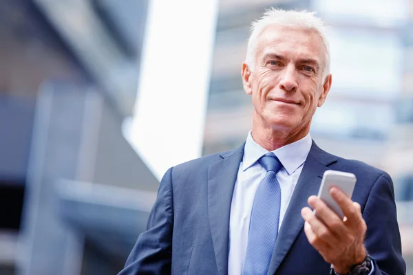 Retrato de empresario confiado al aire libre — Foto de Stock